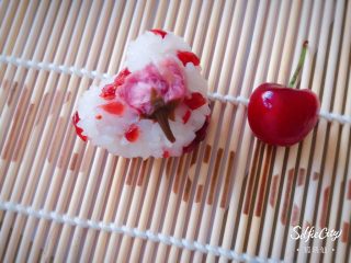 6、寿司????版的欢乐颂五美,然后轻轻按压在饭团上，心形樱花蔓越莓饭团就做好了。