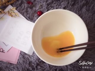 11、寿司????版的欢乐颂五美,鸡蛋打散，放入一点点盐。