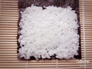 8、寿司????版的欢乐颂五美,把海苔铺在寿司席上，倒入拌好的米饭，用勺子按压实，卷成卷