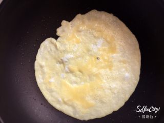 12、寿司????版的欢乐颂五美,锅里少放一点点油，倒入鸡蛋液。小火摊成圆饼