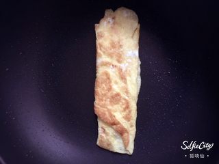 13、寿司????版的欢乐颂五美,然后用铲子把鸡蛋饼叠起来。如果有厚蛋烧的锅效果更好。