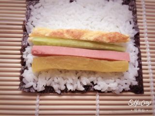 15、寿司????版的欢乐颂五美,寿司席上铺一张海苔，平铺米饭，勺子按压实，放入腌制萝卜，火腿肠，黄瓜，鸡蛋，一样一条，放在米饭上