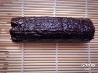 17、寿司????版的欢乐颂五美,卷好后，去头和尾，留中间部分，切成切成小段。头和尾不成形，所以吃掉了。