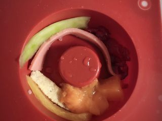 20、寿司????版的欢乐颂五美,硅胶甜甜圈模具里刷点水，防粘。摆入蔓越莓干，芒果丁，腌制萝卜片，鸡蛋条，火腿片，黄瓜片。