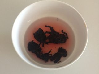 2、玫瑰子姜,玫瑰茄放入白醋中浸泡