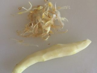 3、玫瑰子姜,鲜姜洗净，削皮