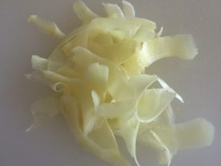 4、玫瑰子姜,再把鲜姜全部削成薄片