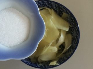 5、玫瑰子姜,放入精盐，抓均，腌制约1小时左右