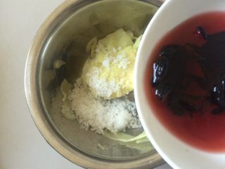 8、玫瑰子姜,放入玫瑰茄和白醋