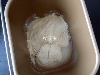 1、酸辣热干面,将面条专用粉同清水混合，再调入适量盐； 