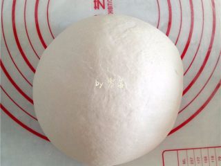 2、酸辣热干面,揉成一个光滑的面团；盖上保鲜膜，静置片刻；