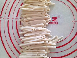 4、酸辣热干面,切成均匀宽窄的面条；