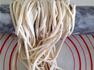 5、酸辣热干面,在面条上撒适量面粉，然后将面条抖开，手擀面就做好啦；