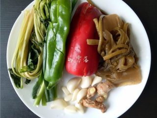 6、酸辣热干面,备好酸辣调料食材：老姜，大蒜，酸菜，甜椒，青椒，大葱，芹菜；将这些食材洗净备用；