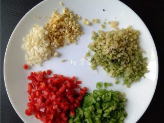 7、酸辣热干面,老姜，大蒜，大葱、甜椒，青椒，芹菜梗分别切碎；