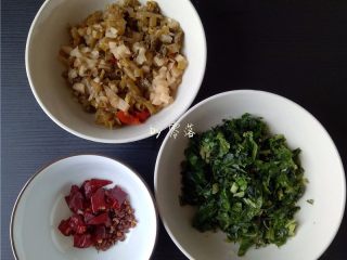 8、酸辣热干面,酸菜切碎、芹菜叶切碎；备好干辣椒短，花椒；