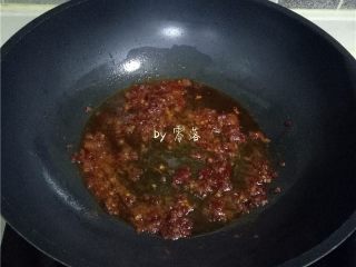 9、酸辣热干面,不粘锅里倒入适量植物油烧热，放入郫县红油豆瓣酱炒香；