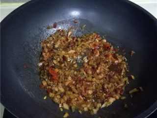 10、酸辣热干面,放入酸菜炒香后，放入干辣椒、花椒炒香；