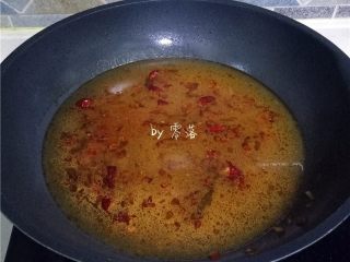 11、酸辣热干面,放入姜末、蒜末、生抽、盐，细砂糖，再倒入温开水；