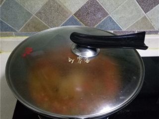 12、酸辣热干面,上盖；用大火汤汁烧开后，转中火，让汤汁继续沸腾几次；放入芹菜梗，甜椒、青椒，再淋入适量香醋；再煮2分钟左右；