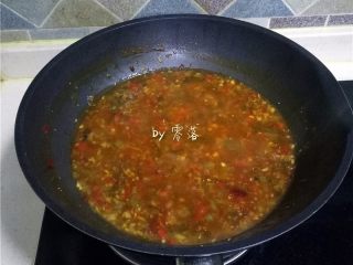 13、酸辣热干面,放入葱末、芹菜叶，调入适量水淀粉，迅速搅拌均匀；酸辣酱汁做好啦；