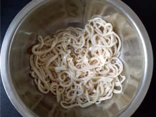 14、酸辣热干面,手擀面拌入适量香油，搅拌均匀；