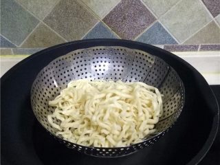 15、酸辣热干面,开水上锅，将面条蒸熟；