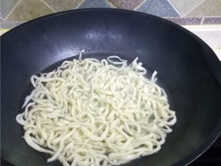 16、酸辣热干面,面条蒸熟后，取掉蒸片，让面条在开水里煮30秒；