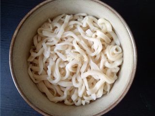 17、酸辣热干面,将面条捞出，控干水分，放入碗里；