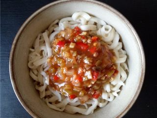 18、酸辣热干面,浇上酸辣酱，食用时将面条拌匀即可；