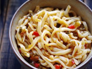 19、酸辣热干面,【酸辣热干面】做好啦。