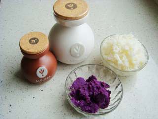 1、紫薯花瓣寿司,紫薯入蒸锅蒸熟，去皮用小勺子压成泥，蒸好的大米备用。