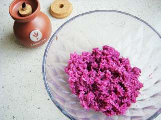 3、紫薯花瓣寿司,搅拌均匀备用。（醋的酸性能使紫薯泥变成浅紫色）