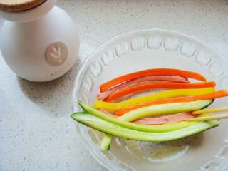 6、紫薯花瓣寿司,捞出放入盆中，加入橄榄油搅拌均匀。