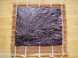 7、紫薯花瓣寿司,海苔一张，放在卷帘上。