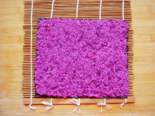 8、紫薯花瓣寿司,铺上一层紫薯米饭。