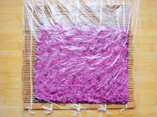 9、紫薯花瓣寿司,盖上保鲜膜。