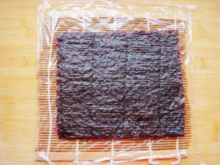 10、紫薯花瓣寿司,翻面，海苔的一面向上。