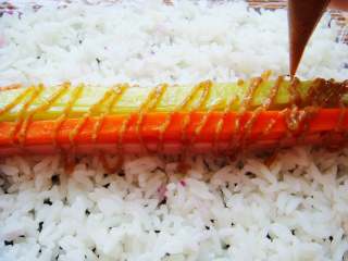 12、紫薯花瓣寿司,挤上芥末酱。