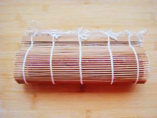 13、紫薯花瓣寿司,卷起竹帘压紧。