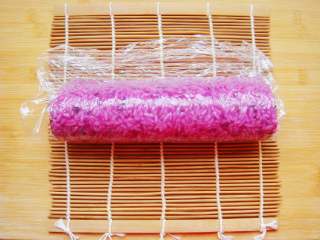 14、紫薯花瓣寿司,两端对齐按压边缘处，卷成水滴形。