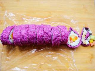 15、紫薯花瓣寿司,切去两端边缘，切成小段即可装盘。