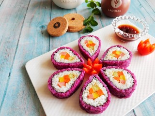 16、紫薯花瓣寿司,成品图。圣女果刻米字花刀做花心即可。