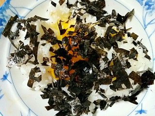 2、海苔锅巴（剩米饭的华丽转）,将鸡蛋打进剩米饭中，把海苔剪碎一起加入剩米饭。