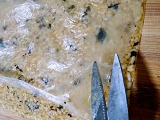 5、海苔锅巴（剩米饭的华丽转）,用厨房剪把保鲜袋剪开。