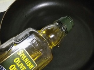 6、海苔锅巴（剩米饭的华丽转）,平底锅倒少量橄榄油加热