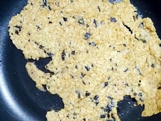 7、海苔锅巴（剩米饭的华丽转）,将保鲜袋中的剩米饭平铺在锅中