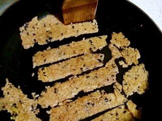 8、海苔锅巴（剩米饭的华丽转）,待面变焦黄时翻面，待另一面也变金黄是用竹铲切开。