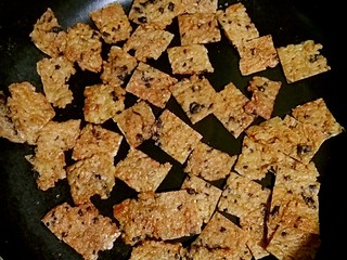 9、海苔锅巴（剩米饭的华丽转）,切成大小合适的小块继续烙，全程小火，注意翻面，直到金黄焦脆就可以出锅了。