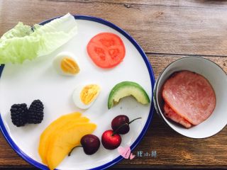 1、开放式三明治,各类水果蔬菜，坚果，随自己喜欢，份量都不需要太多